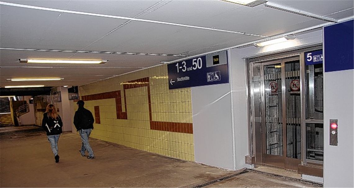 Mit Aufzügen können künftig auch Rollstuhlfahrer die Bahngleise, die sie bislang nur schwer erreichten, leicht und schnell anfahren. Die Unterführung wirkt mittlerweile dank neuer Beleuchtung und eines frischen Deckenanstrichs heller und einladend. Foto: Sadler