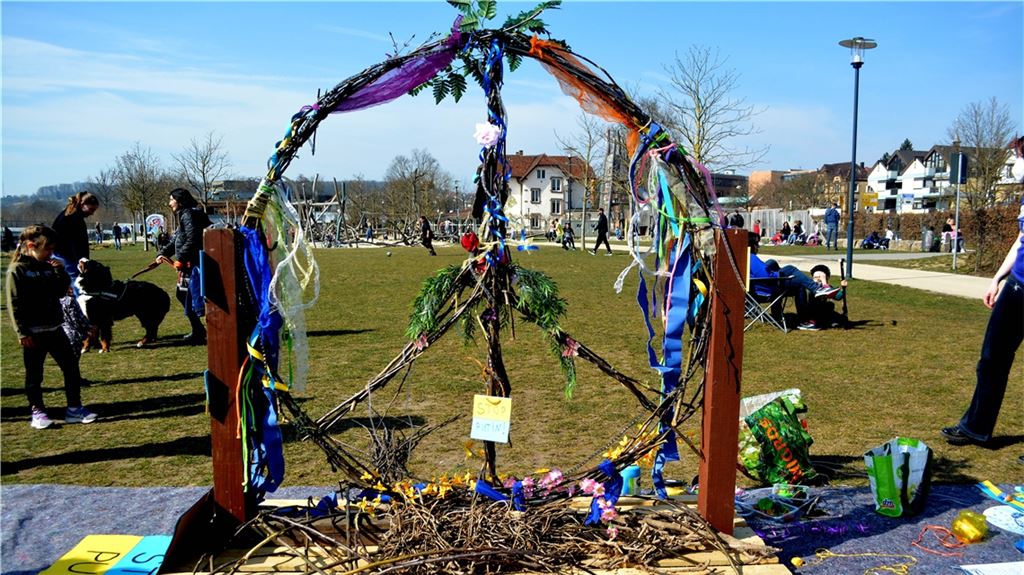 Mit Bändern geschmückt wird das Friedenszeichen in den Enzgärten. Die Aktion ist nicht nur für Anastassia Biederstaedt (Bild re.) eine Herzensangelegenheit. Fotos: Stahlfeld