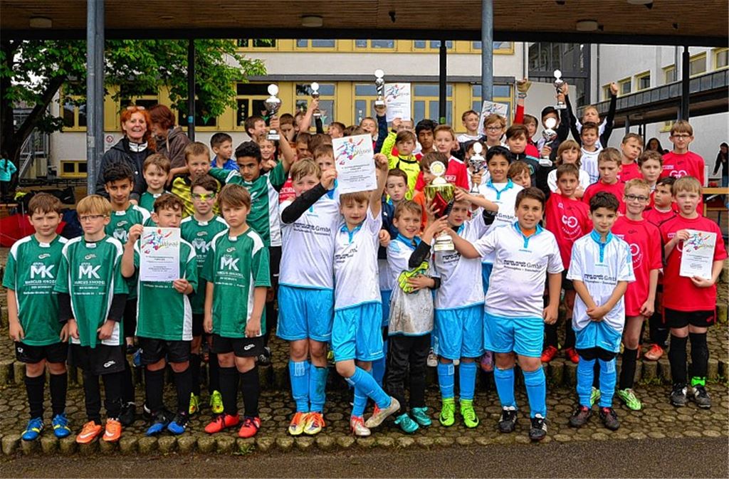 Grundschüler zeigen auf dem Rasen fairen Einsatz