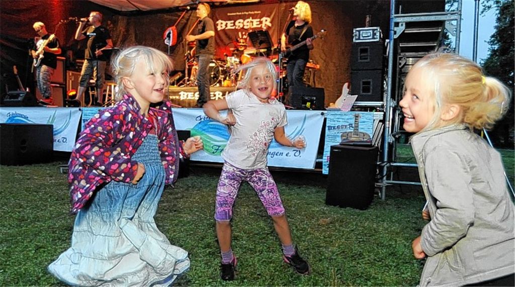 Mit Begeisterung tanzen auch die ganz jungen Besucher zur Musik der Partyband „Besser“ bei „Rock im Bad“ im Freibad Knittlingen. 