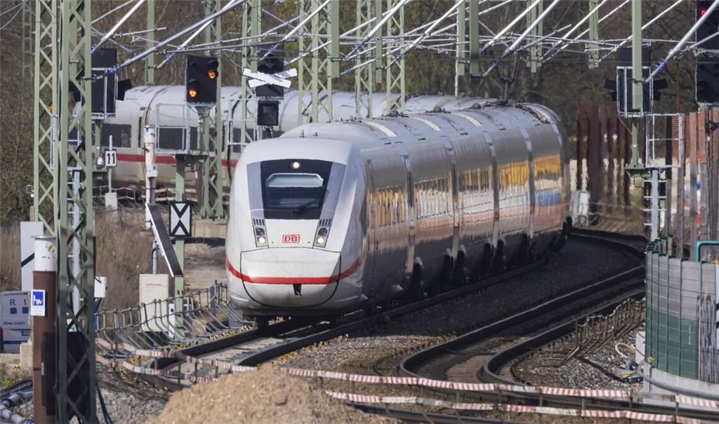 Mit Beginn der Osterferien kommen wegen Sanierungsarbeiten entlang der Strecke erhebliche Beeinträchtigungen auf Pendler und Touristen zu (Symbolbild).