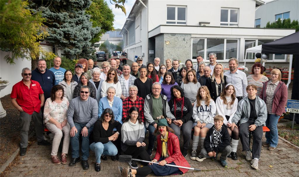 Mit Berenike Felger (vorne) und dem ganzen Team feiert die Firma Schönwiese ihren Umzug. Foto: Fotomoment
