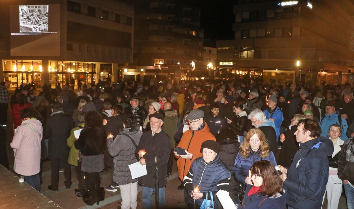 Mit Bildern erinnern die Organisatoren an den Bombenangriff am 23. Februar 1945. Foto: Deeg