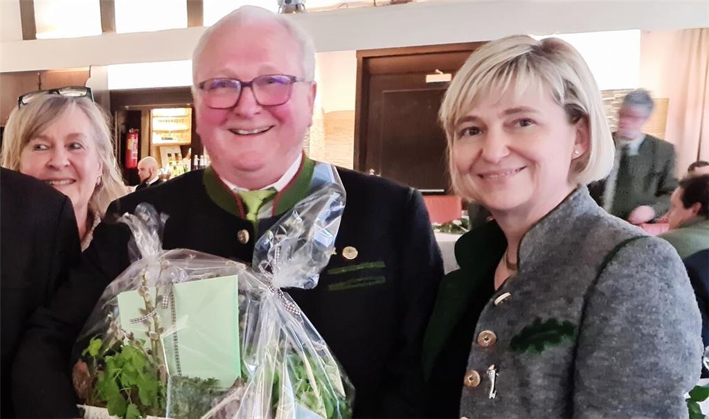 Mit Blumen und viel Lob beschenkt: der 70-jährige Kreisjägermeister Dieter Krail und seine Gattin Martina. Foto: Peche
