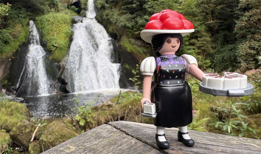 Mit Bollenhut und Torte: Die „Schwarzwald Marie“ von Playmobil ist ein Verkaufsschlager.
