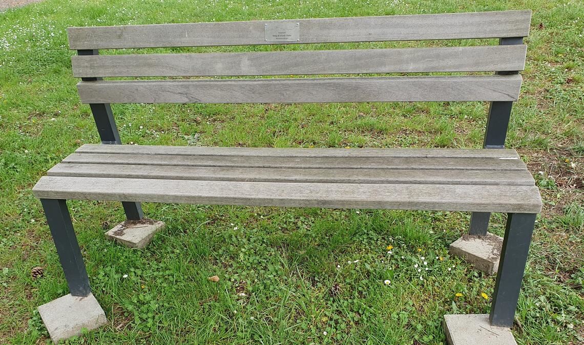 Mit Brachialgewalt aus der Verankerung gerissen: die gespendete Sitzbank auf dem Gelände bei der Löffelstelz. Foto: privat