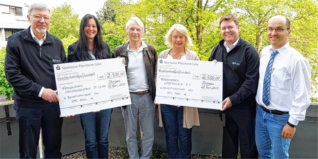Mit Bürgermeister Harald Eiberger überreicht Werner Dippon 5000 Euro an Sabine Speidel-Schüle, Dr. Udo Beller (Familienherberge Lebensweg Schützingen) und Angela Adam (Seniorenzentrum St. Clara) gemeinsam mit MPC 2000-Vorstandsmitglied Siegfried Lepold (v. re.). Foto: Fotomoment
