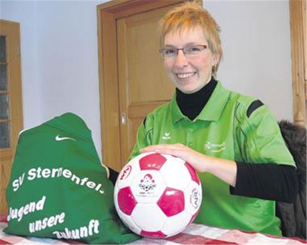 Mit Claudia Frick ist der Mädchenfußball am Sandberg kaum denkbar. Sie betreut den AOK-Treff Fußball-Girls, aus dem Teams der B- und D-Junioren hervorgegangen sind. Foto: Garhöfer