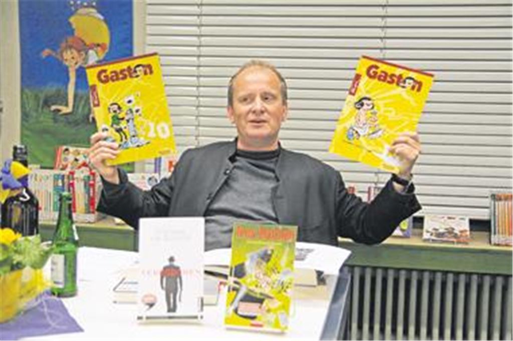 Mit Comics hat alles angefangen. Mittlerweile verschlingt Bürgermeister Winfried Abicht auch Literatur ohne bunte Bilder. In der Veranstaltungsreihe Meine Lieblingsbücher gibt er sich als Freund des schrägen Humors zu erkennen. Seinen Zuhörern legt er besonders die Scheibenwelt-Romane von Terry Pratchett und die Bücher von Ferdinand von Schirach ans Herz. 
Foto: Goertz