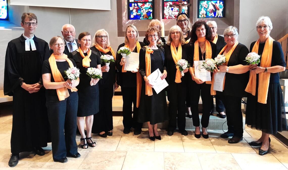 Mit Dank und Anerkennung werden langjährige Mitglieder für ihre Treue zum Mauritius Chor geehrt. Chorleiterin Deborah Barth (Mitte) feiert gleichzeitig ihr 50-Jahr-Jubiläum als Organistin. Foto: Filitz