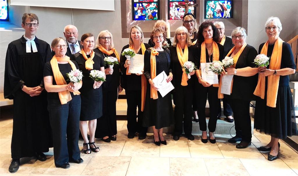 Mit Dank und Anerkennung werden langjährige Mitglieder für ihre Treue zum Mauritius Chor geehrt. Chorleiterin Deborah Barth (Mitte) feiert gleichzeitig ihr 50-Jahr-Jubiläum als Organistin. Foto: Filitz
