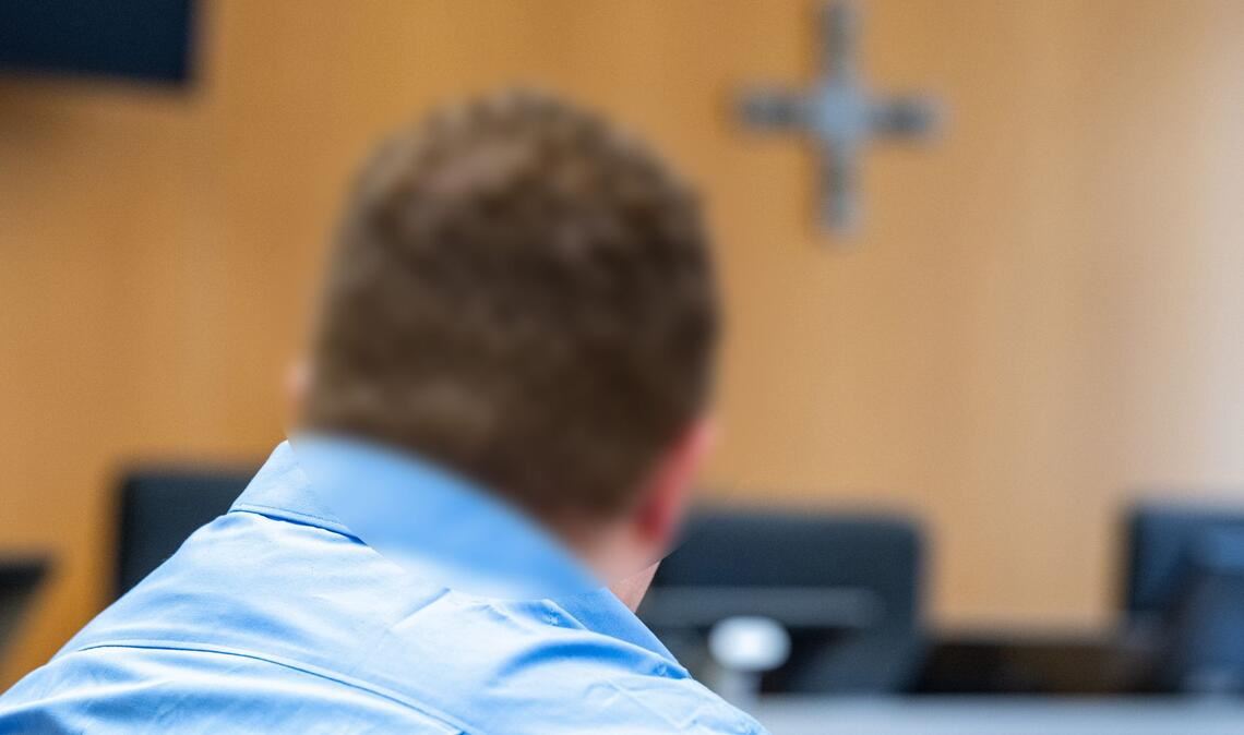 Mit Desinfektionsmittel als Brandbeschleuniger zündete ein 33-Jähriger in Landshut nach Überzeugung der Richter die Haare seiner pflegebedürftigen Großmutter an. Die Seniorin erlag knapp vier Wochen nach der Tat ihren Verletzungen. Jetzt ist der Mann verurteilt worden.