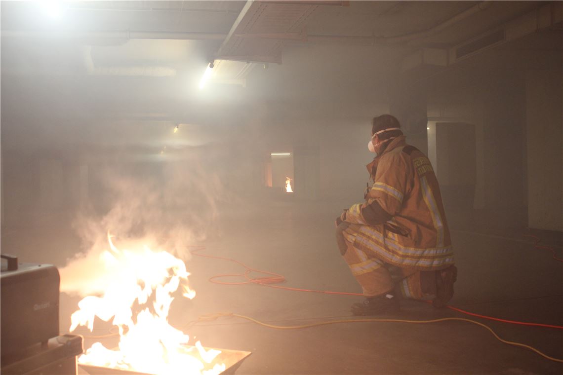 Mit Disco-Nebel und Spiritusfeuer wird in der Tiefgarage des Mühlehofes der Ernstfall simuliert. Alle Verrauchungsversuche werden detailliert dokumentiert.  Foto: Recken