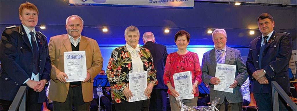 Musiker und Showgirls bringen Halle zum Beben