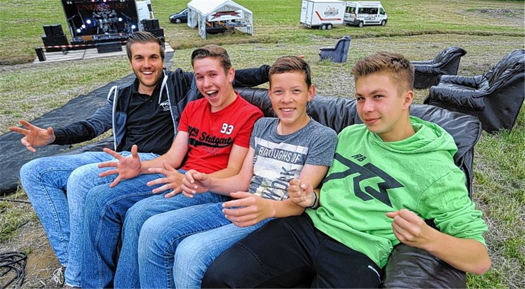 Mit Enthusiasmus helfen Axel Weidner, Pascal, Patrick und Marvin (v.li) vom Jugendraum Großglattbach beim Aufbau des Pfingstrock auf der grünen Wiese mit.