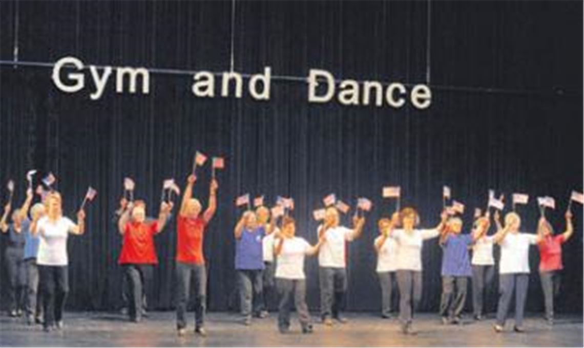 Mit Euphorie und Spaß an der Sache eröffnet die Vitalgymnastikgruppe das vielfältige Tanzprogramm der Gym-and-Dance-Night. Fotos: Fotomoment