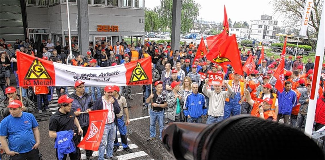 Mit Fahnen, Trillerpfeifen und zahlreichen Streikenden macht die IG Metall auf ihre Forderungen aufmerksam.