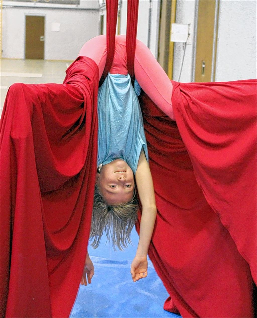 Mit Feuereifer dabei: Als Fledermäuse, Fakire und Akrobaten bereiten sich derzeit 75 Uhlandschüler auf ihren Manegenzauber am kommenden Freitag vor.