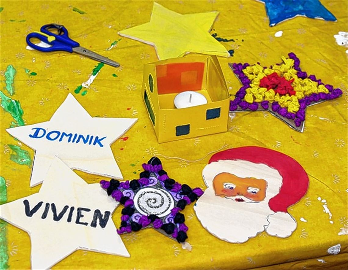 Mit Feuereifer dabei: Im Mehrgenerationenhaus wird für Weihnachten gebastelt – und das Resultat kann sich durchaus sehen lassen.