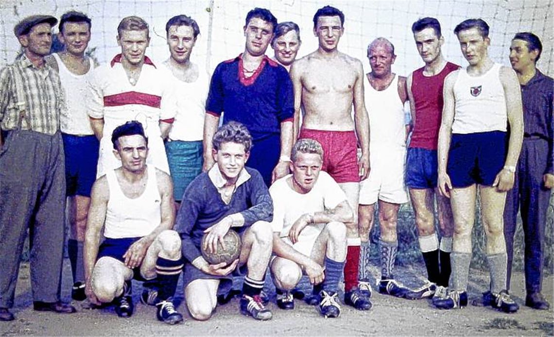 Mit Fußball fing alles an: Junge Eisenbahner bilden zu Beginn der 60er Jahre eine Mannschaft und gründen schließlich den ESV Mühlacker. Fotos: privat