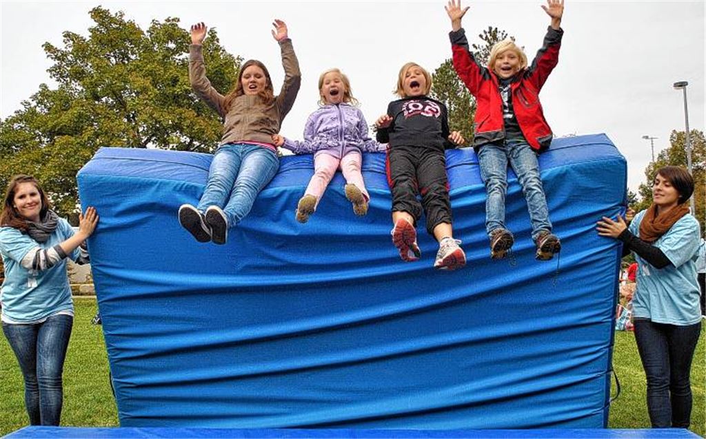Mit Gekreische abwärts in die Schlucht! Miriam Lindauer und Madeleine Amos lassen dicke Matten kippen. Fotos: Stahlfeld