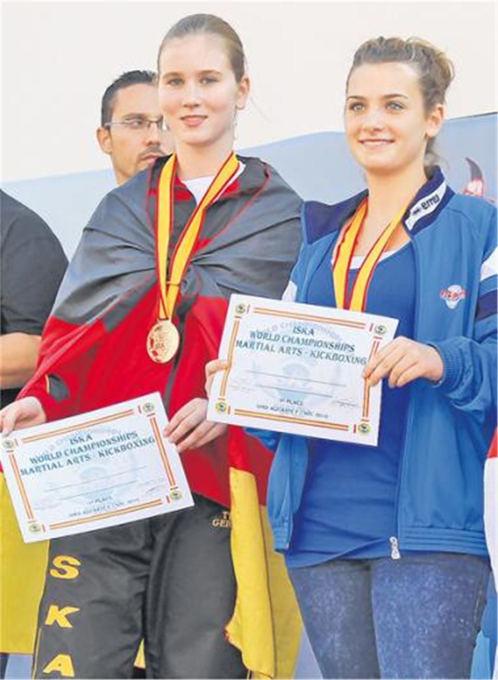 Mit Goldmedaille um den Hals und Deutschlandfahne um die Schultern genießt Barbara Wild die Siegerehrung.
Foto: privat