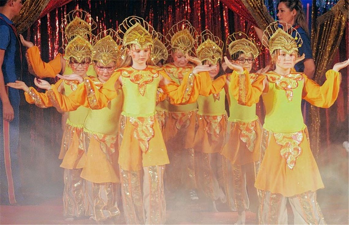 Mit Grazie bewegen sich die Schlangentänzerinnen durch die Manege.