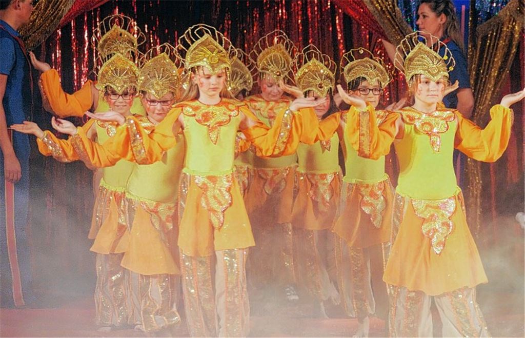 Mit Grazie bewegen sich die Schlangentänzerinnen durch die Manege.