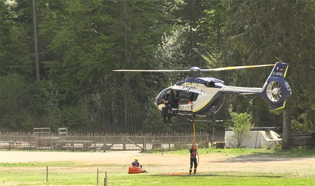 Mit Helikoptern wird versucht, den Brand aus der Luft zu löschen.