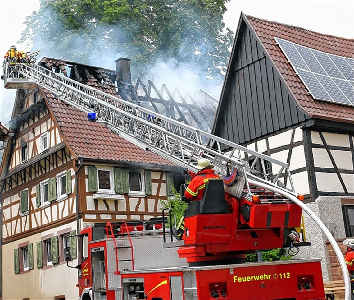 Mit Hilfe der Drehleiter kämpfen die Feuerwehrkräfte gegen die Flammen. Foto: Faulhaber