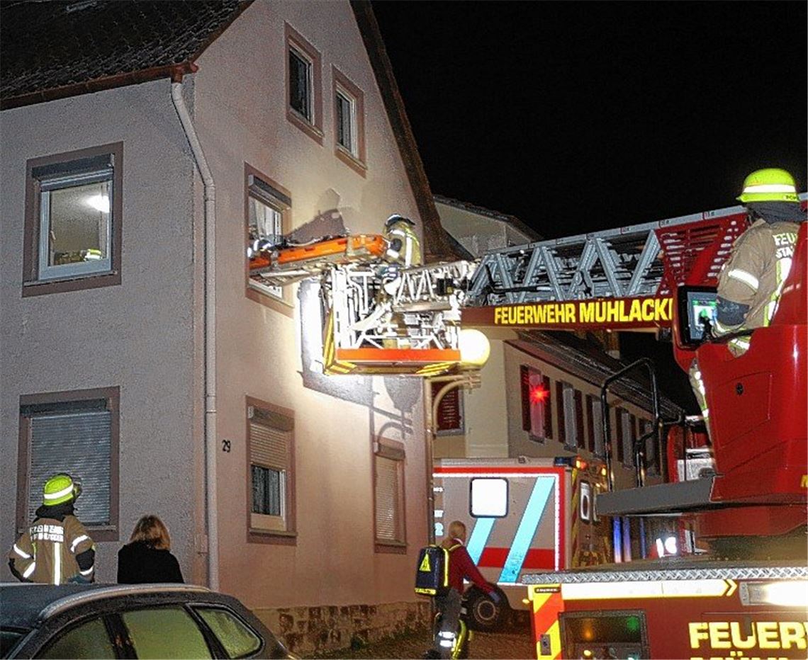 Personenrettung mit Drehleiter Personenrettung mit Drehleiter
