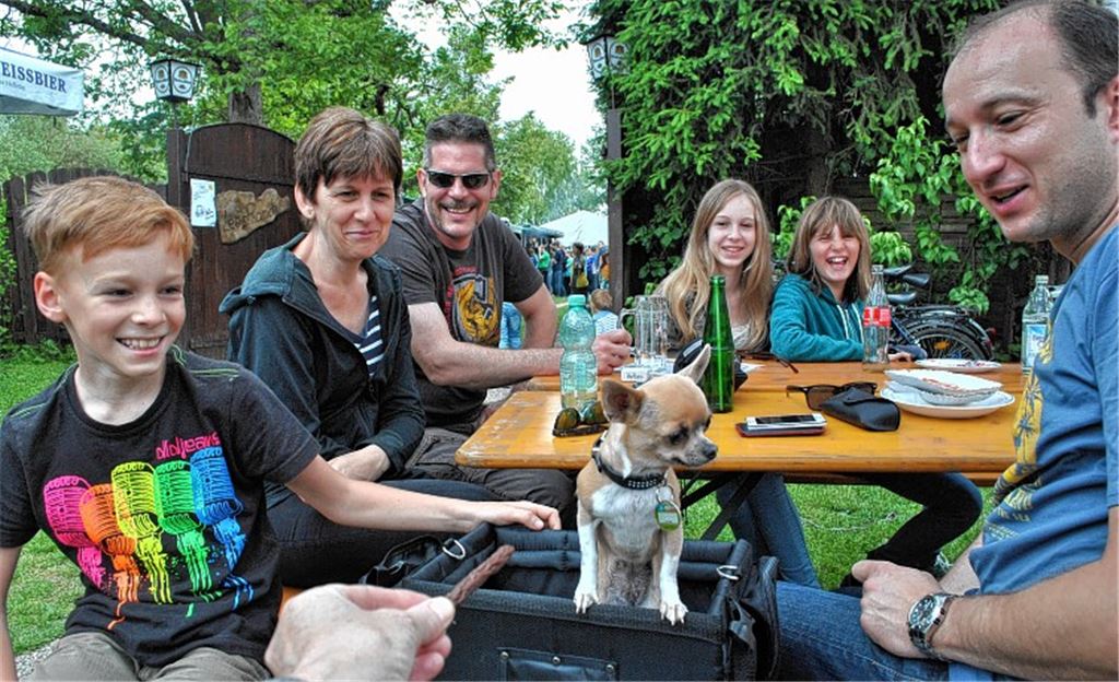 Mit Hund, Kind und Kegel unterwegs: Auch Chihuahua Lady hat als Passagier in der Radtasche sichtlich Spaß am Ausflug zum Fest der Handballer.