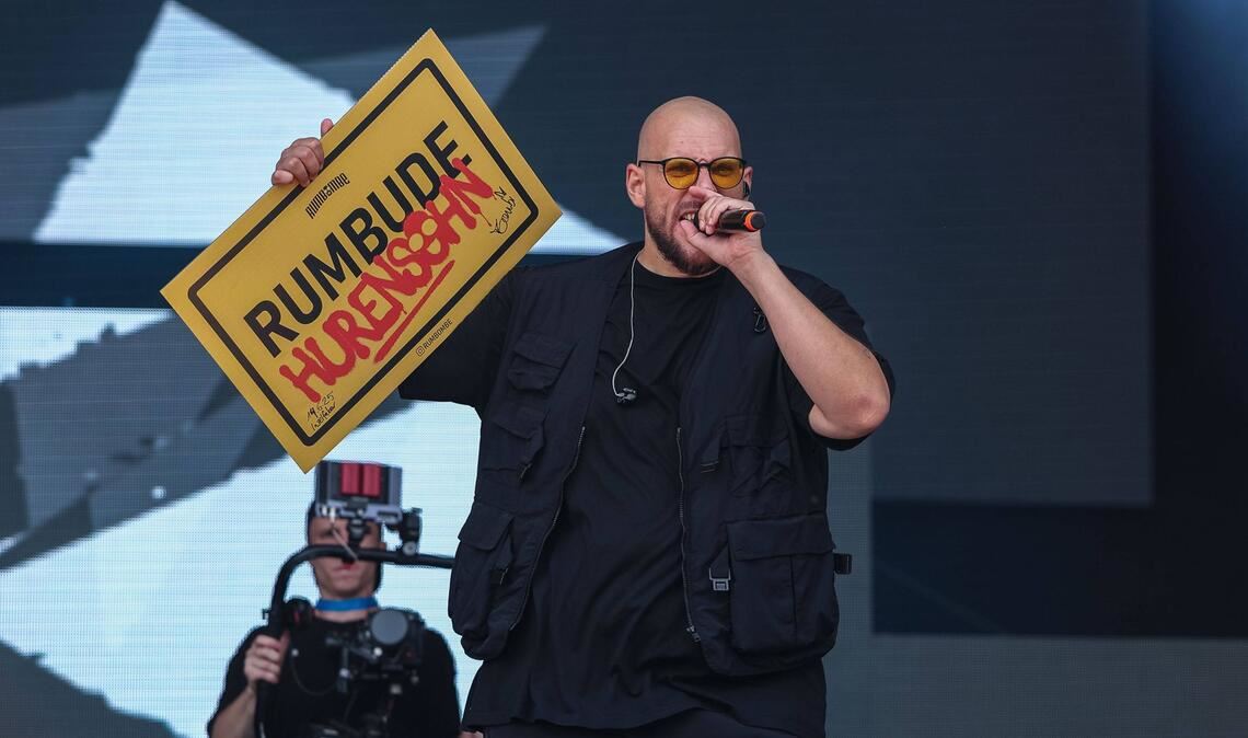 Mit „Hurensohn“ hat Robin Maximilian Mayer alias Rumbombe seinen bisher größten Ballermann-Hit gelandet.