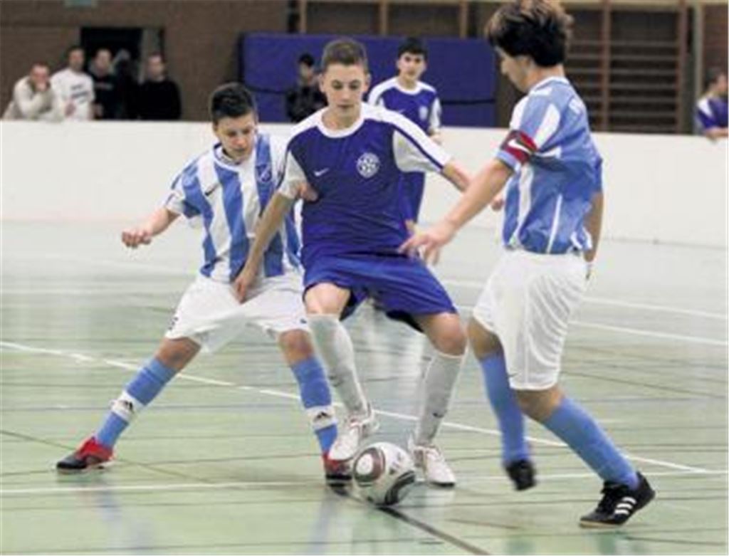 Mit Kampfgeist zum Erfolg: Die Knittlinger C-Junioren (gestreifte Trikots) machen der B-Jugend von Astoria Walldorf im Finale das Leben schwer.
Foto: Eigner