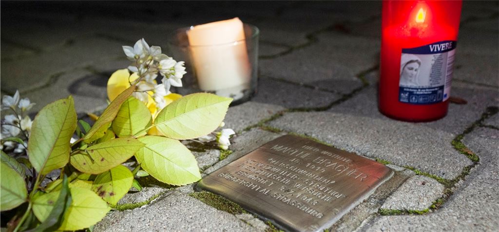 Mit Kerzen und Blumen die Erinnerung bewahren