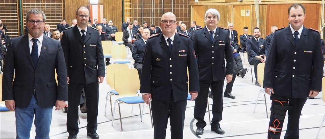 Mit Kommandant Martin Gerst (Mitte) und seinen Stellvertretern Benjamin Conradt und Gerd Müller (v.re.) hat die Feuerwehr Maulbronn ein starkes Führungstrio. Bürgermeister Andreas Felchle (li.) und Kreisbrandmeister Carsten Sorg sagen der Wehr ihre Unterstützung zu.Müller