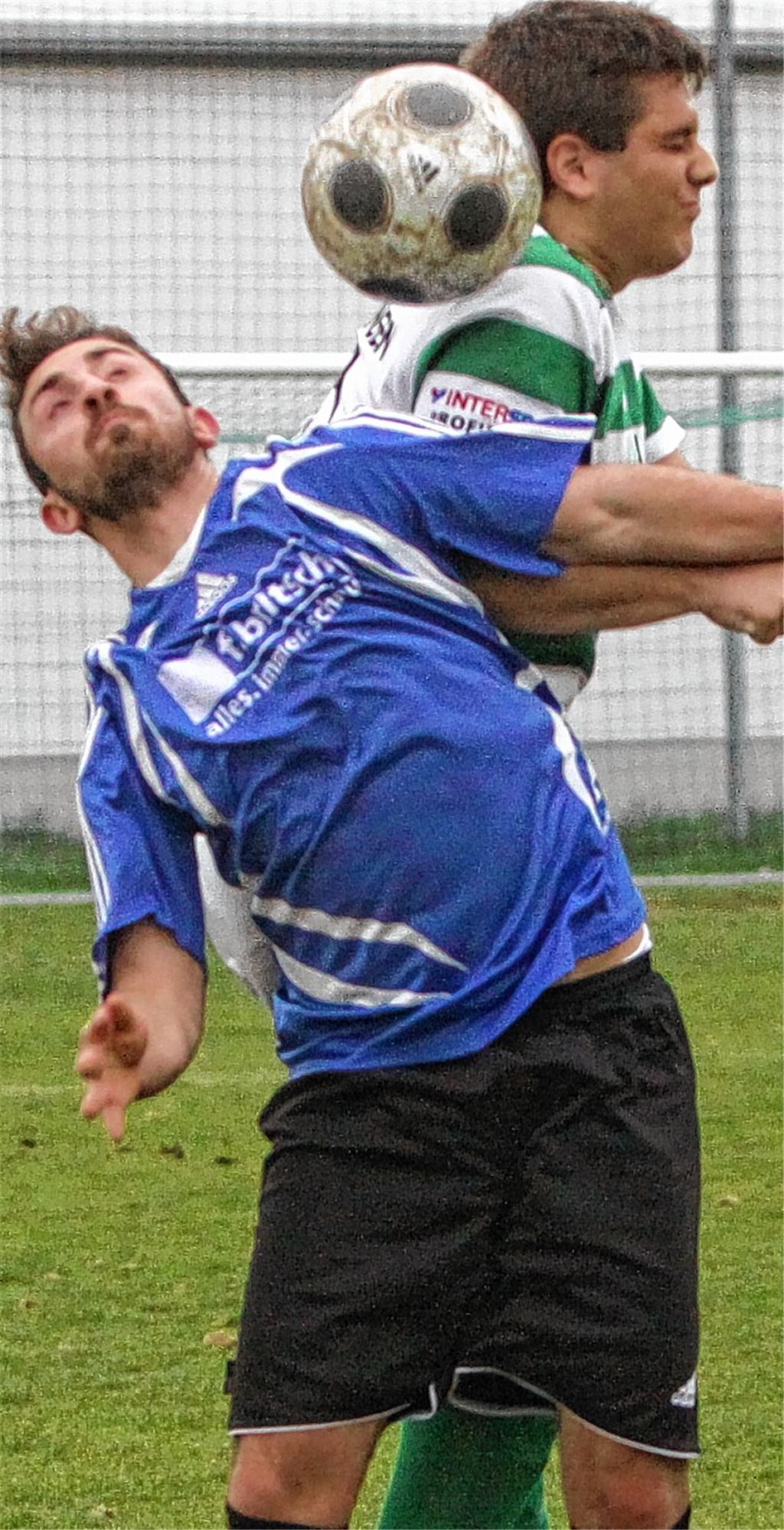 Mit Konsequenz und Köpfchen setzt sich Enzberg (in Blau) gegen Eisingen durch. Foto: Eigner