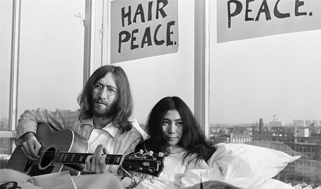Mit Kurzhaarfrisur hätte die Bettperformance  von John Lennon und Yoko Ono eine völlig andere Wirkung gehabt.