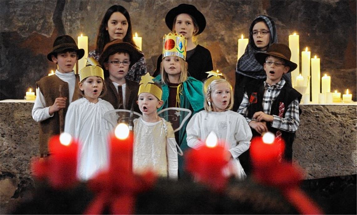 Mit Liedern und Spielszenen erzählen die Kinder der Kinderkirche beim Familiengottesdienst in der Enzberger Georgskirche die Weihnachtsgeschichte.