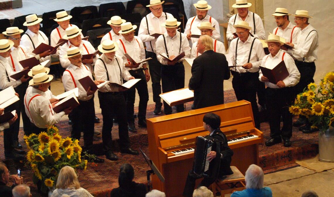 Mit Liedgut aller Genres begeistern die MGV-Sänger die Zuhörer. Das i-Tüpfelchen ist das virtuose Mitwirken des 15-jährigen Patrick Meier am Piano und Akkordeon. Foto: Filitz