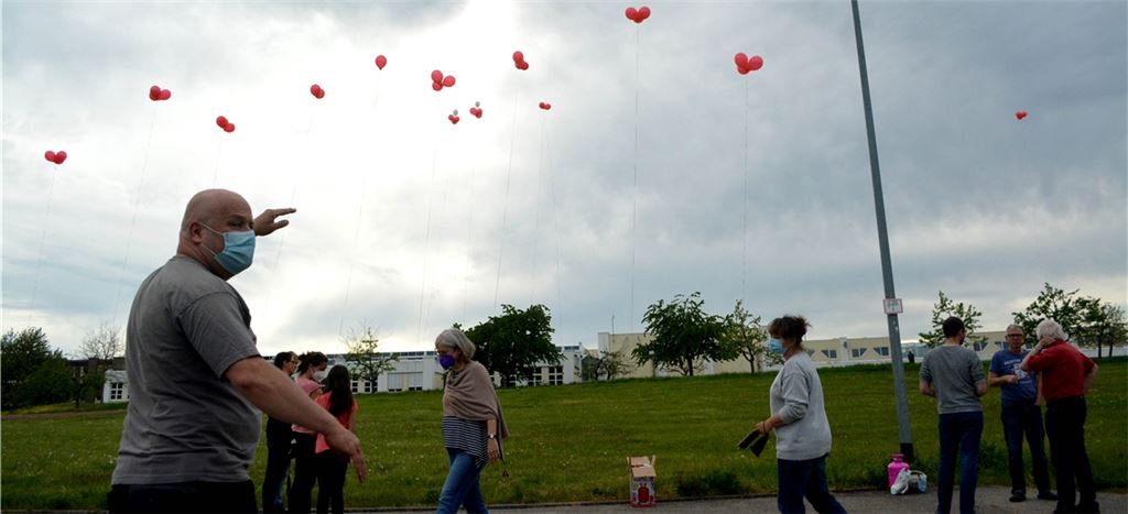 Mit Luftballonen verdeutlichen Bürgerinnen und Bürger die Dimensionen des geplanten Erweiterungsbaus der Firma Süss MicroTec in Sternenfels. Foto: Stahlfeld