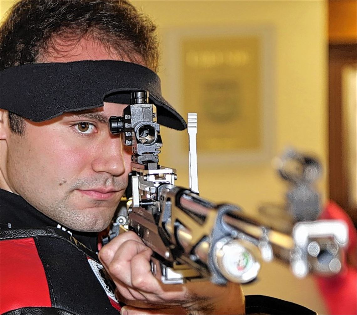 Mit Luftgewehr, Kleinkaliber und Großkaliber treffsicher: Adrian Mannhardt könnte den Sprung in die deutsche Spitze schaffen.