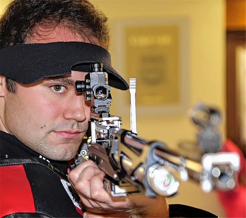 Mit Luftgewehr, Kleinkaliber und Großkaliber treffsicher: Adrian Mannhardt könnte den Sprung in die deutsche Spitze schaffen.