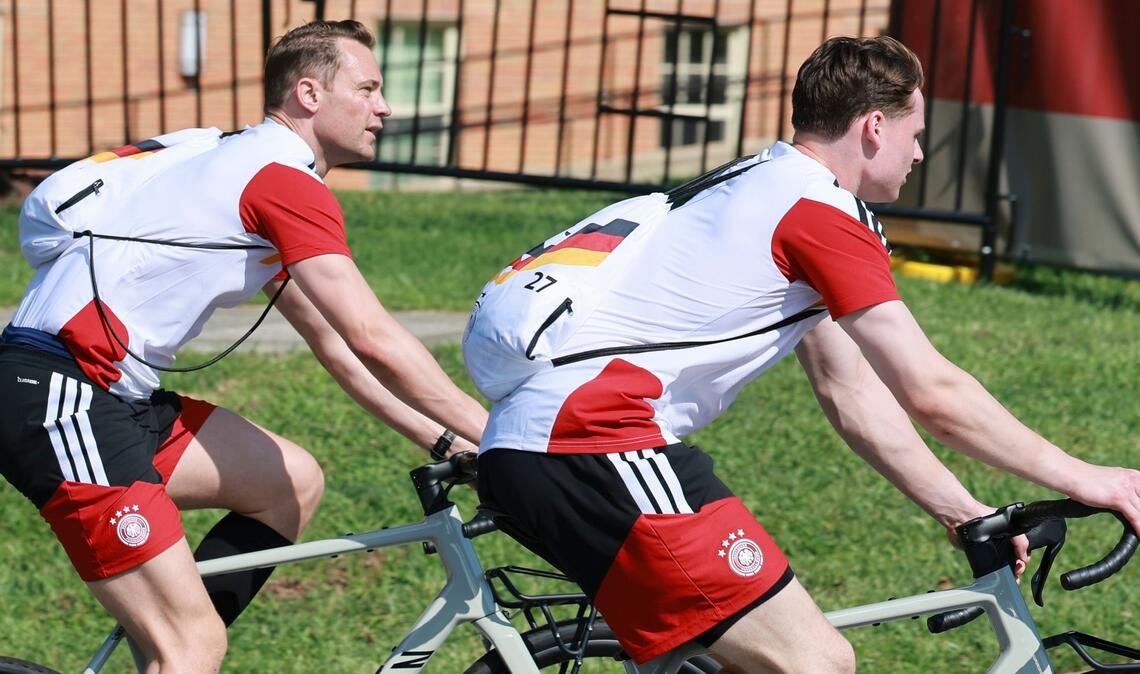 Mit Manuel Neuer (l.) versteht sich Jonas Urbig (r.) sehr gut.