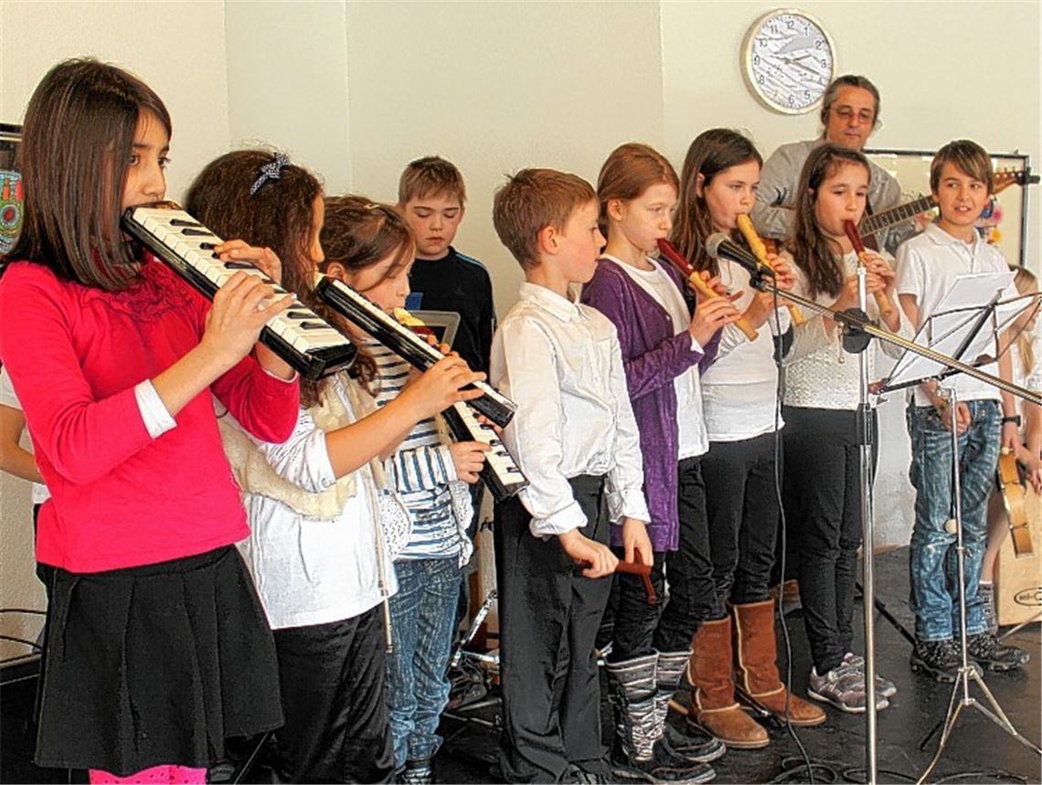 Mit Musikstücken, Kaffee und Kuchen werden die Bewohner des Altenheims St. Franziskus beim Fest des Rotary-Clubs verwöhnt. 
