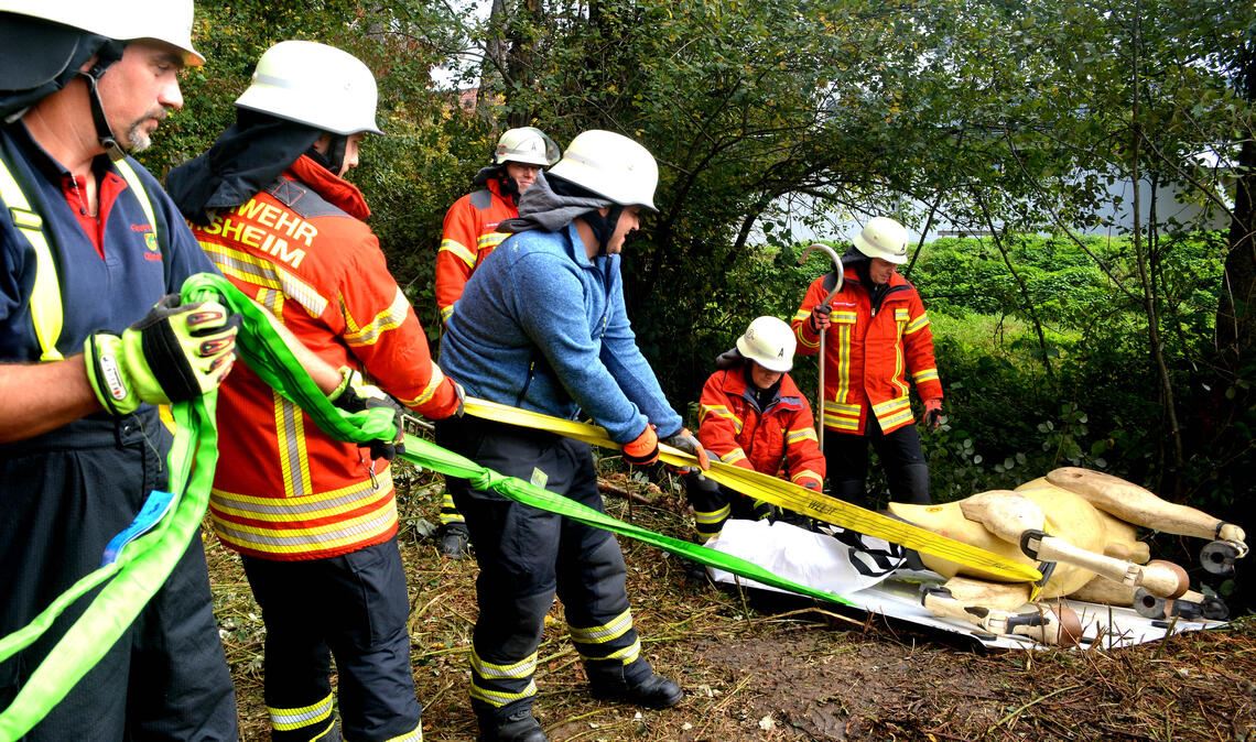 Mit Muskelkraft und technischem Spezialgerät üben die Ötisheim Feuerwehrleute, wie sie das „Tier“ aus dem Graben retten können. Fotos: Stahlfeld