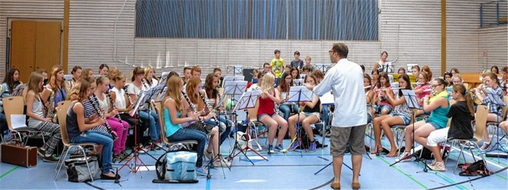 Mit Pauken und Trompeten: Alle Teilnehmer des Lehrgangs bilden beim Abschlusskonzert ein großes Orchester, dirigiert vom stellvertretenden Kreisjugendleiter Michael Gerdes.