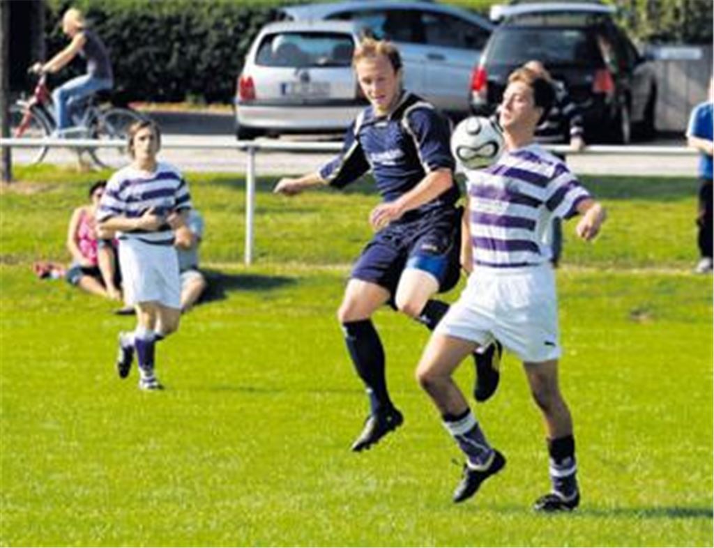 Mit Phönix Lomersheim (dunkle Hosen) bekommt der FV Roßwag einen zu schweren Brocken vor die Brust. Foto: Fotomoment