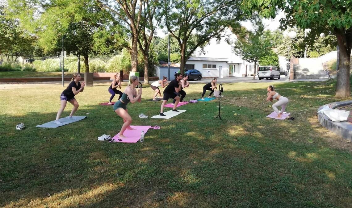 Durch Pilates werden Sitzbänke finanziert Mit Pilatesstunden für den guten Zweck ist es Laura Craiss (re.) und ihrer losen Gruppe nach fünf Wochen gelungen, die Anschaffung einer neuen Sitzbank zu finanzieren. Foto: privat