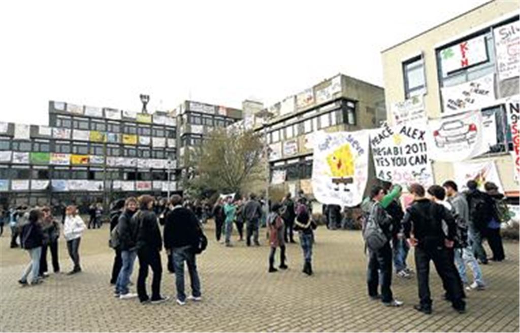 Mit Plakaten muntern Mitschüler, Freunde, Bekannte und Verwandte die Abiturienten des Mühlacker Theodor-Heuss-Gymnasiums auf.
Foto: Kollros